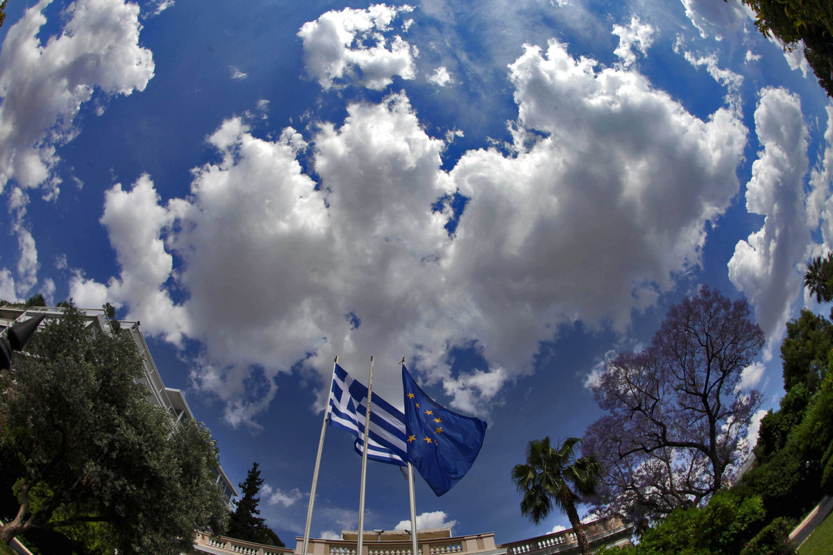 Η κυβέρνηση υποχωρεί από την πίεση των δανειστών – Η νέα πρόταση αυξάνει κι άλλο τους συντελεστές ΦΠΑ