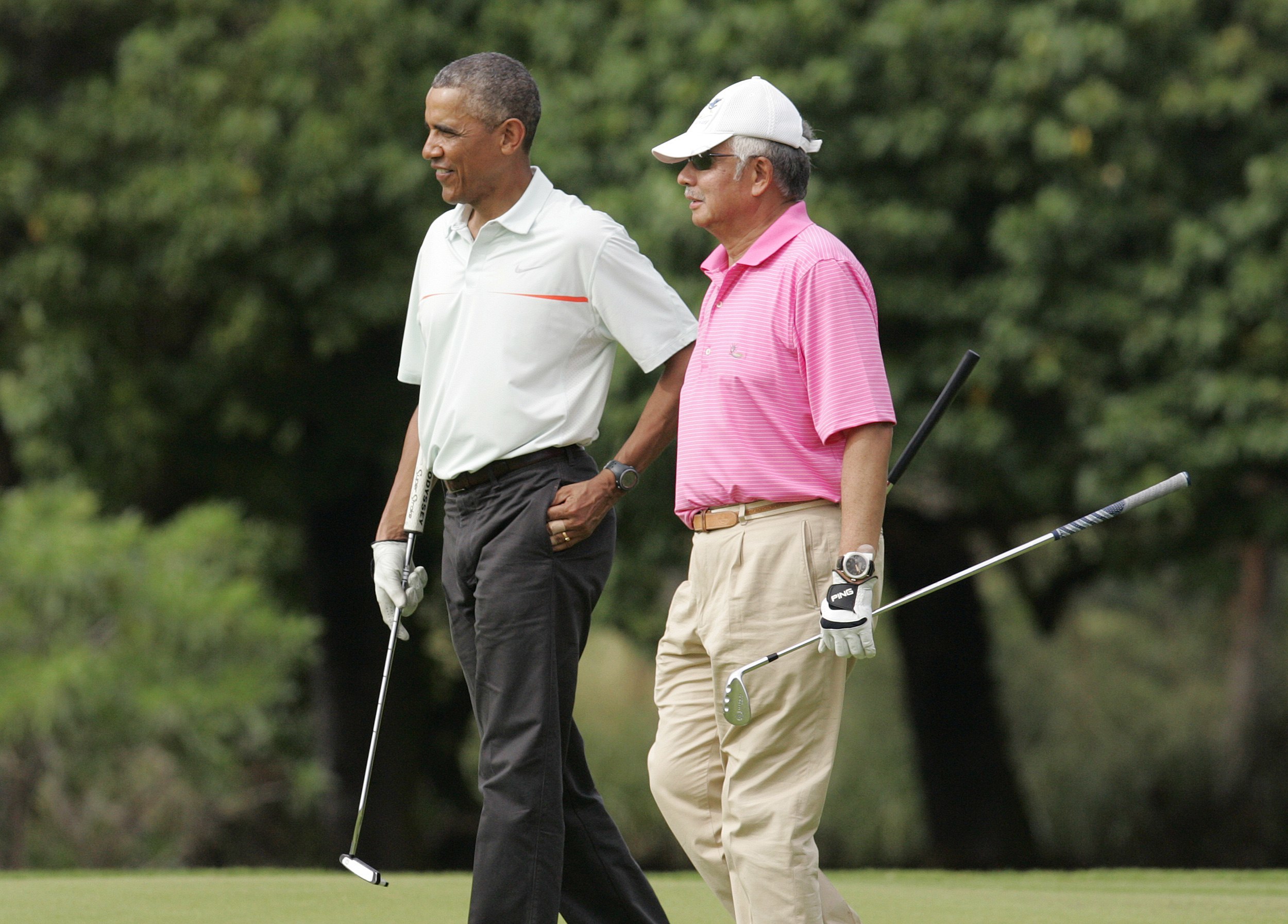 Η Μαλαισία “πνίγεται” και ο πρωθυπουργός της παίζει… γκολφ με τον Ομπάμα! (ΦΩΤΟ)