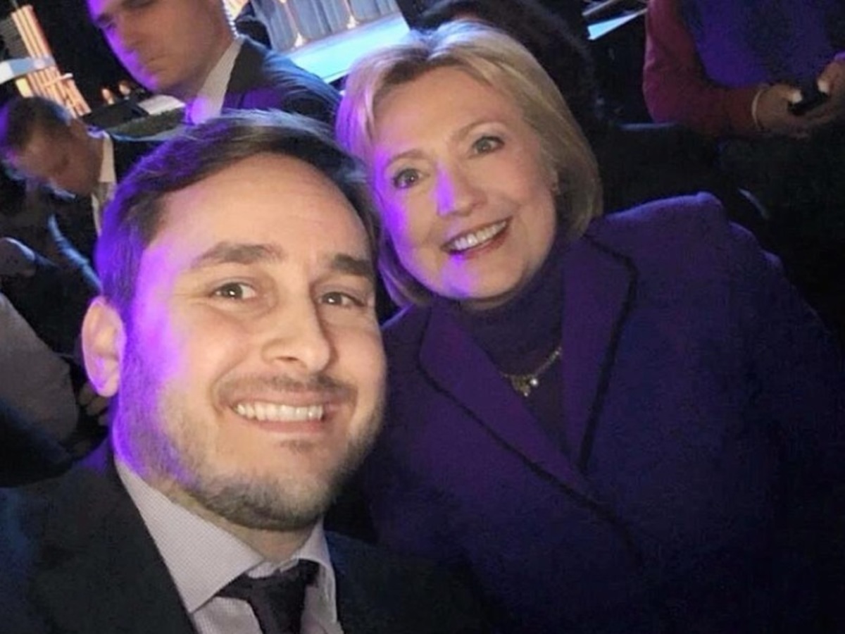 O γιος του Βασίλη Λεβέντη βγάζει selfie με την Χίλαρι Κλίντον