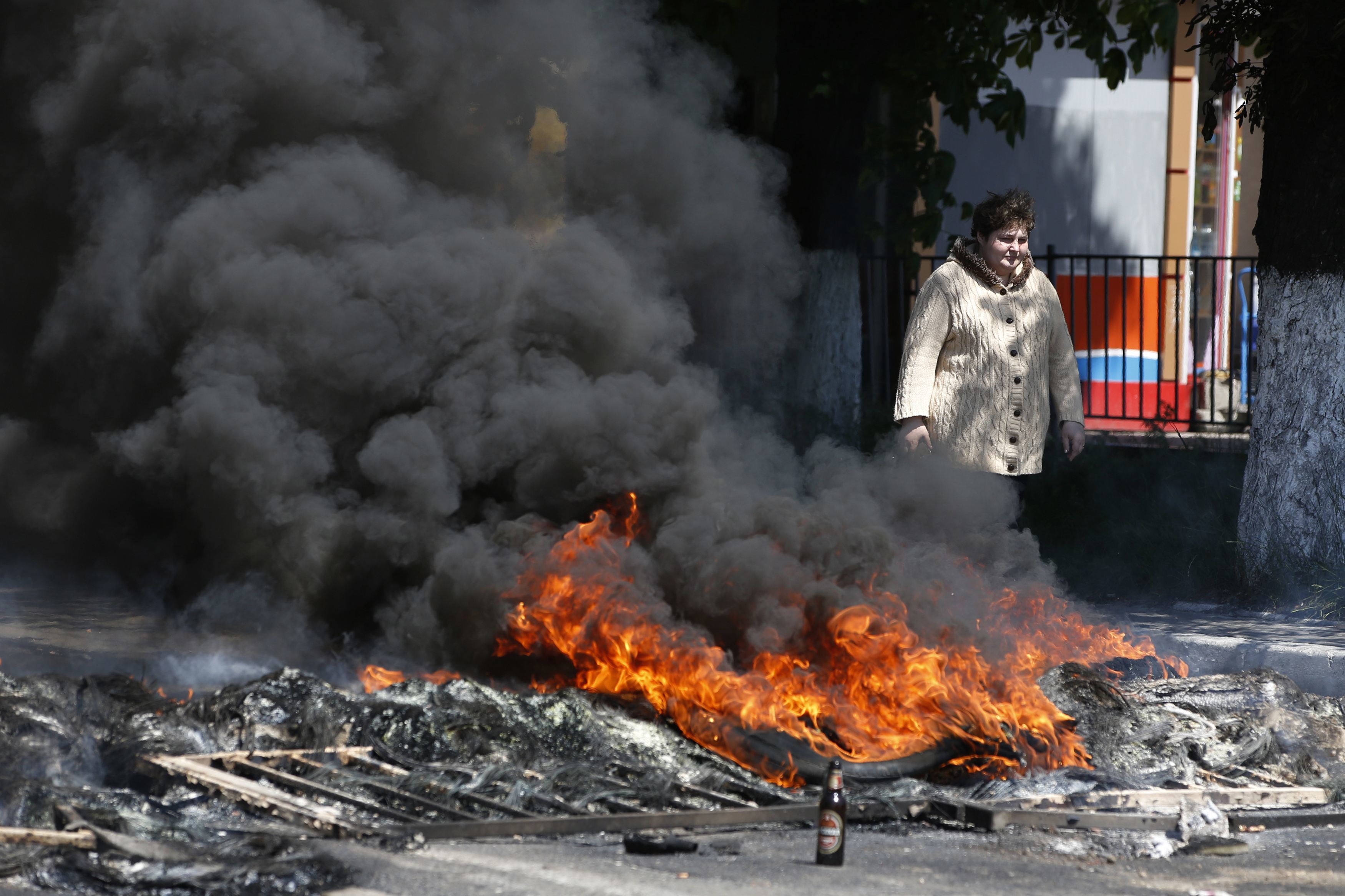 Αίμα στους δρόμους της Μαριούπολης – Ολάντ και Μέρκελ απειλούν με νέες κυρώσεις τη Μόσχα
