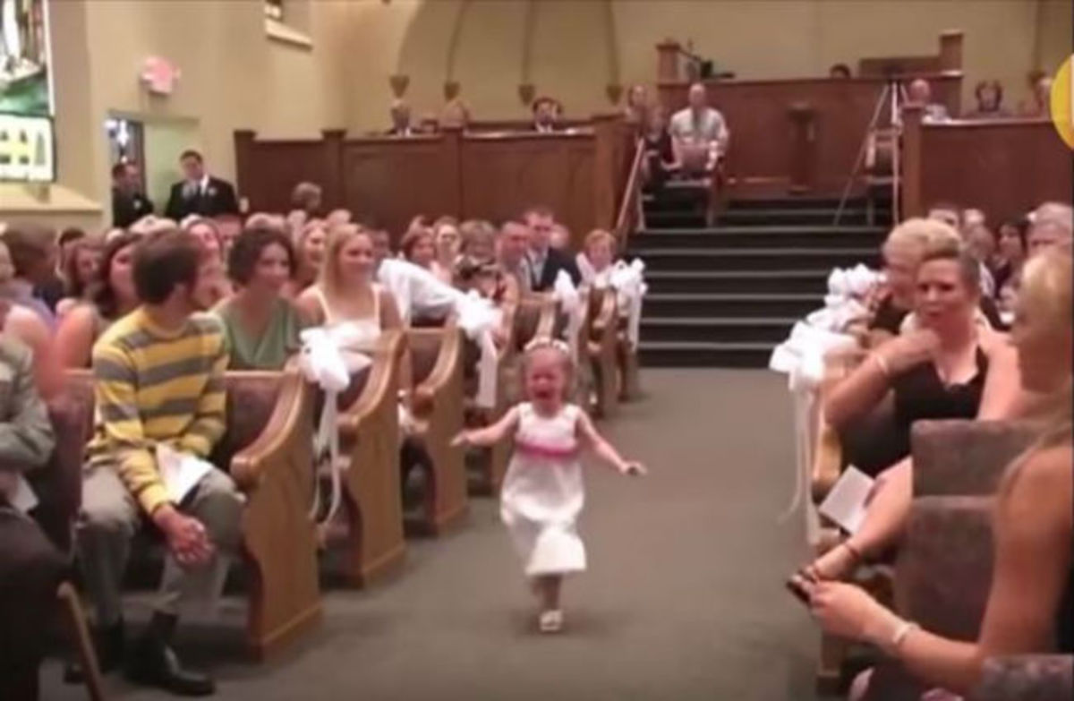 Το παρανυφάκι έτρεχε κλαίγοντας μέσα στην εκκλησία – Όλοι ξέσπασαν μετά σε γέλια όταν είδαν τι ερχόταν από πίσω!