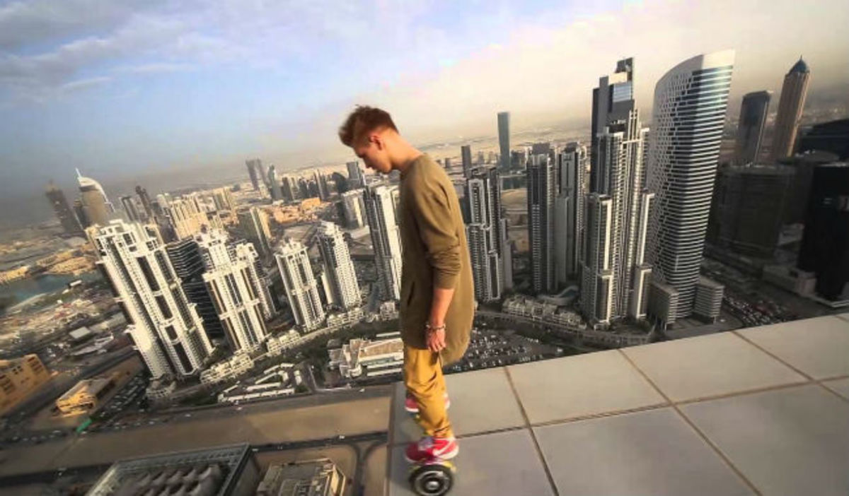 Aνατριχίλα: Στην άκρη ενός ουρανοξύστη πάνω σε ένα hoverboard (ΒΙΝΤΕΟ)