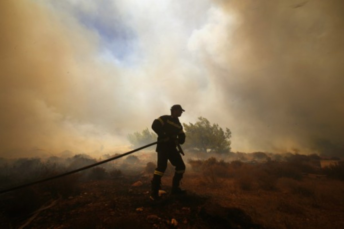 Κινδύνευσαν σπίτια από φωτιά στη Μεγαλόπολη