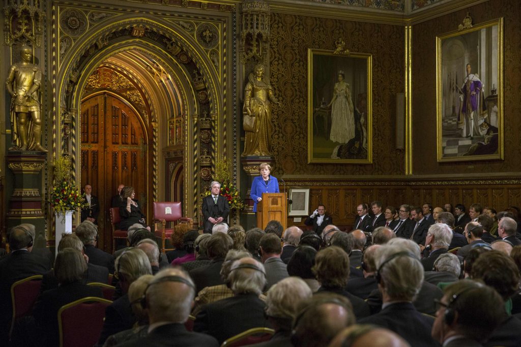 Η Μέρκελ τίμησε τα θύματα των δύο παγκοσμίων πολέμων κατά την ομιλία της στο Ουέστμινστερ