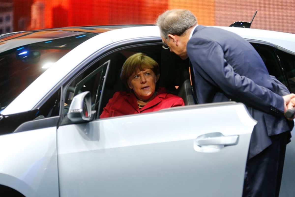 Η Άνγκελα Μέρκελ στην έκθεση αυτοκινήτων της Φρανκφούρτης μιλά με τον CEO της BMW - ΦΩΤΟΓΡΑΦΙΑ ΑΡΧΕΙΟΥ