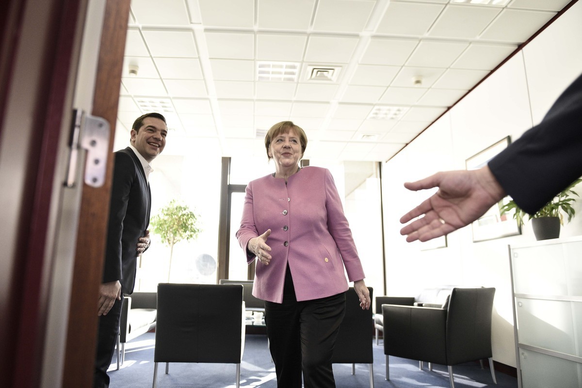 Bloomberg: Υποχωρεί η Γερμανία στο ασφαλιστικό για τους εγκλωβισμένους πρόσφυγες