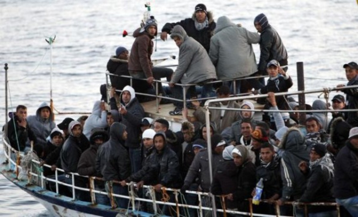 Ιταλία: Εκτεταμένη διεθνής επιχείρηση στη Μεσόγειο – Πλησιάζουν 25 πλεούμενα με μετανάστες από τη Λιβύη