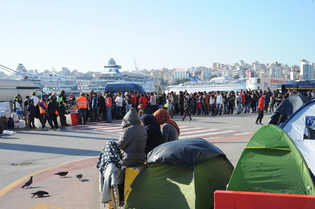 Νέα ένταση μεταξύ προσφύγων στον Πειραιά – Έκτακτη σύσκεψη στο υπουργείο Ναυτιλίας