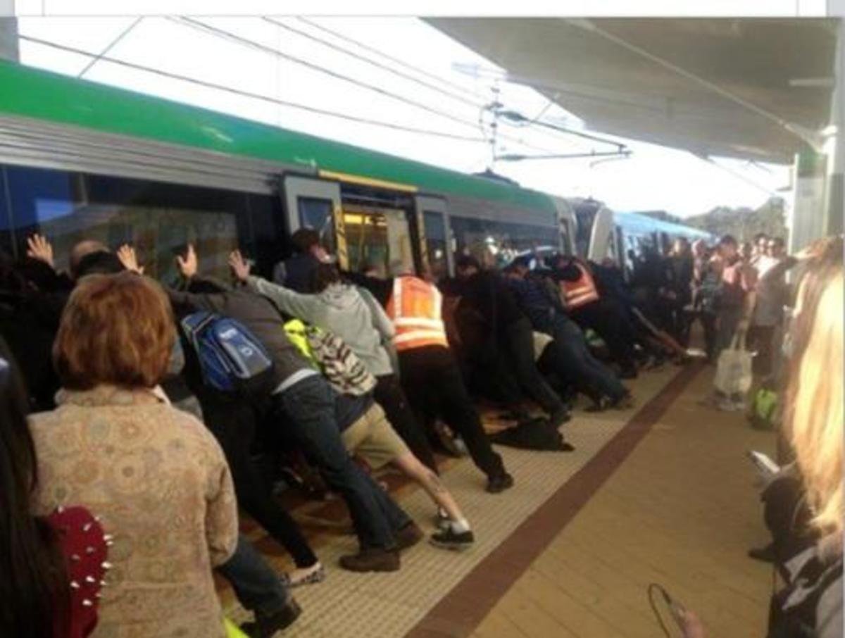 Απίστευτη εικόνα: Έσπρωξαν βαγόνι του μετρό για να σώσουν επιβάτη