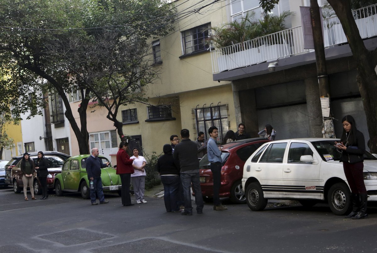 Πολλοί βγήκαν στο δρόμο εξαιτίας του σεισμού - Φωτογραφία Reuters