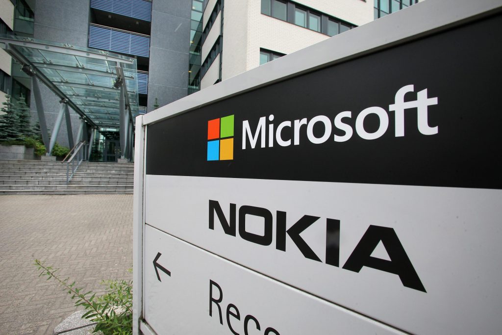 Οργή για την απόφαση της Microsoft να καταργήσει 1.100 θέσεις εργασίας στη Nokia