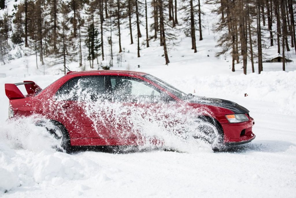 Παιχνίδια στο χιόνι με Mitsubishi Lancer Evo [vid]