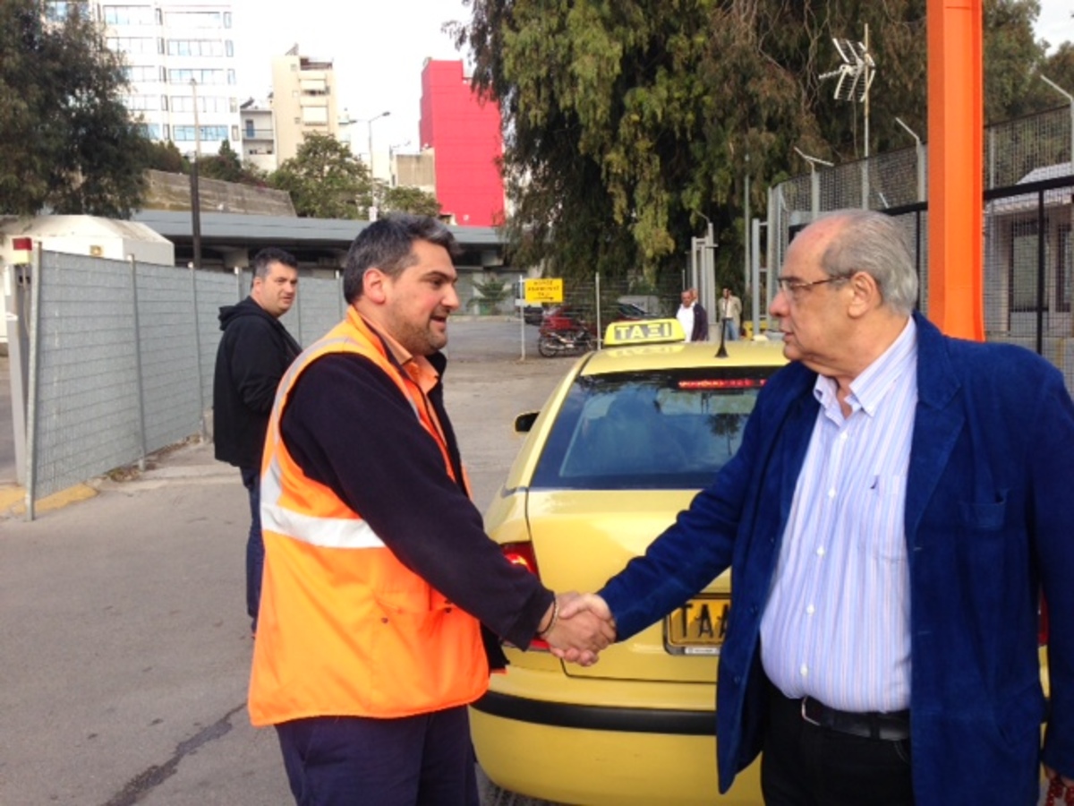 Συνάντηση Β. Μιχαλολιάκου με οδηγούς ταξί στο λιμάνι του Πειραιά