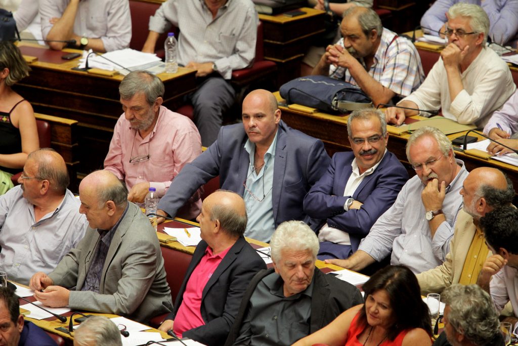 Έξαλλοι οι βουλευτές του ΣΥΡΙΖΑ με υπουργούς για το αγροτικό – Ο Μιχελογιαννάκης δηλώνει πως θα καταψηφίσει