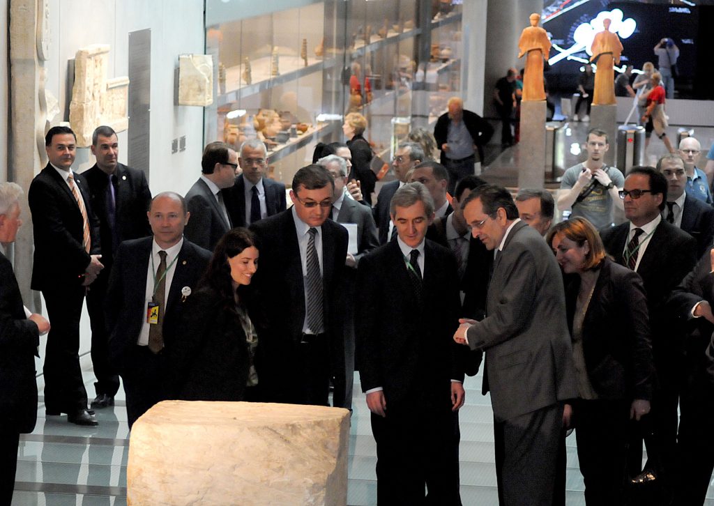 Ο Σαμαράς… ξενάγησε τον Μολδαβό πρωθυπουργό στο Μουσείο της Ακρόπολης