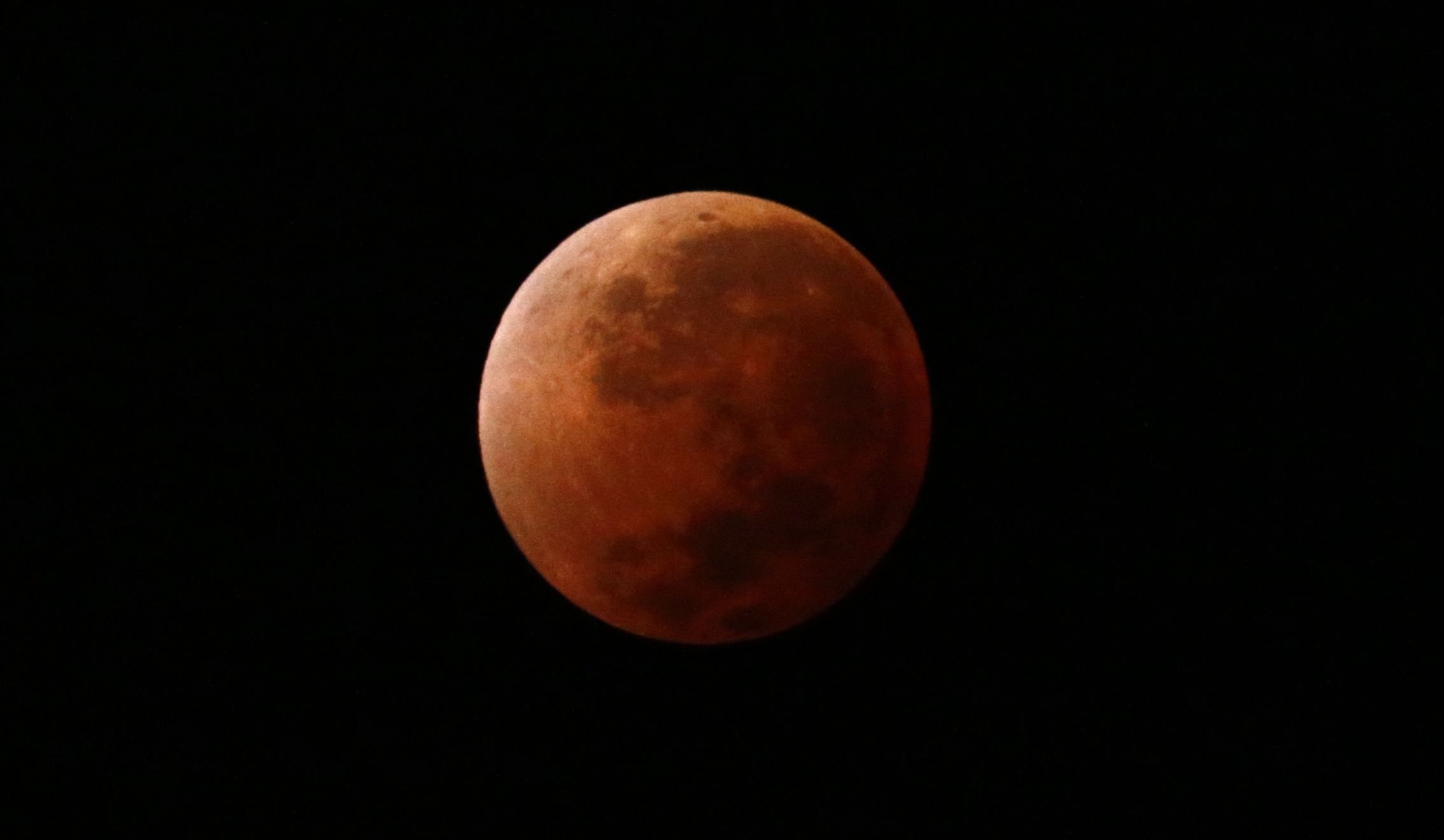 “Μάτωσε” το φεγγάρι: Καρέ καρέ η εντυπωσιακή έκλειψη της Σελήνης