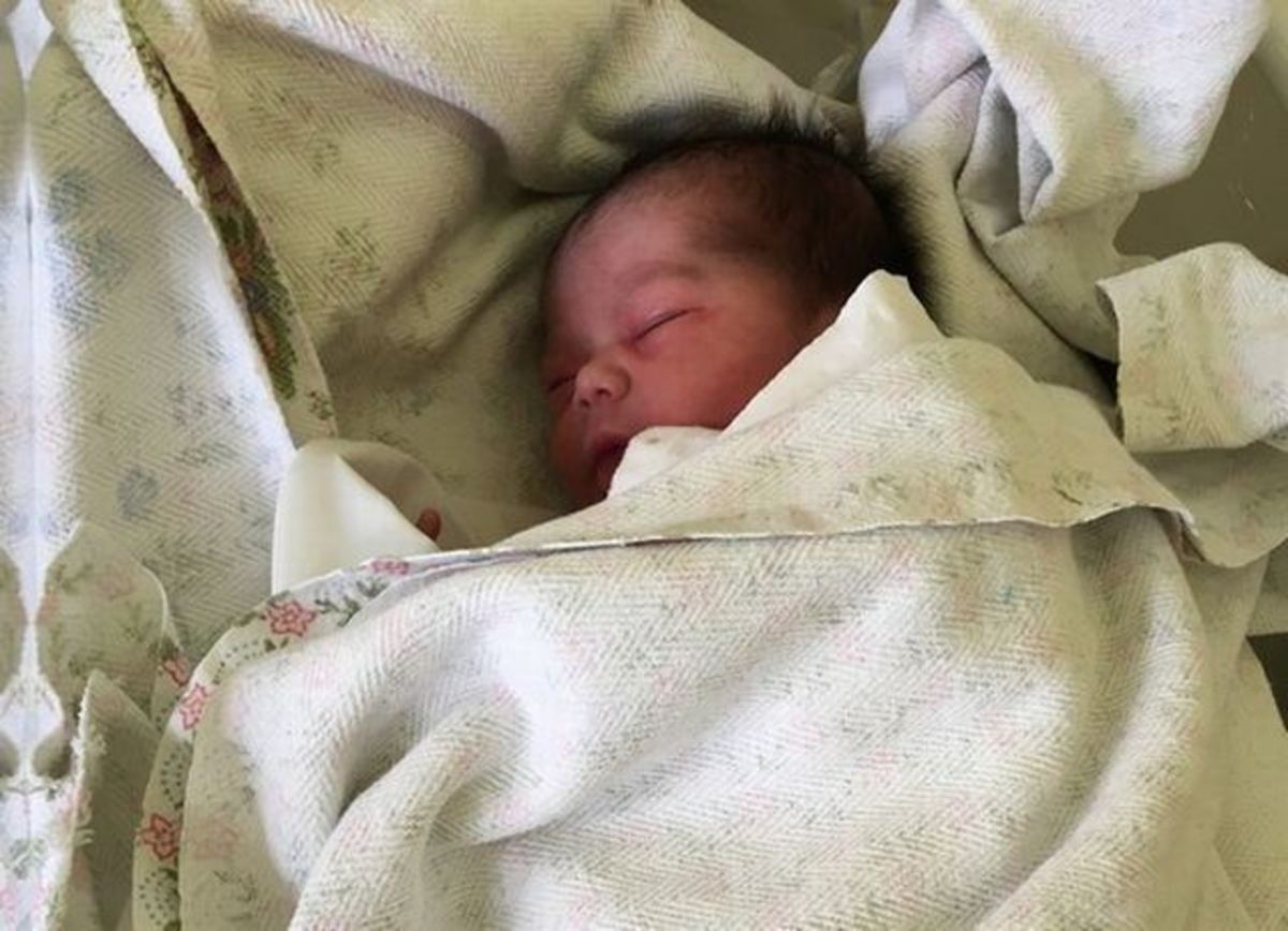 Το συγκινητικό μήνυμα του Κώστα Μπακογιάννη στο Facebook για το πρώτο μωρό προσφύγων που γεννήθηκε στις Θερμοπύλες!