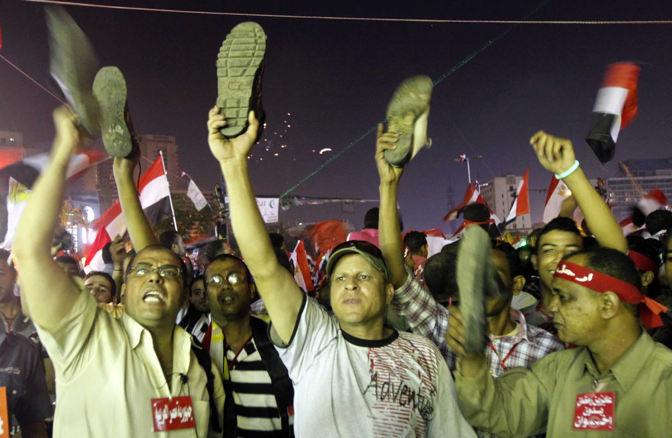 Αντικυβερνητικοί διαδηλωτές κάνουν χειρονομία εναντίον του Προέδρου Μόρσι που θεωρείται προσβλητική για τους μουσουλμάνους ΦΩΤΟ REUTERS