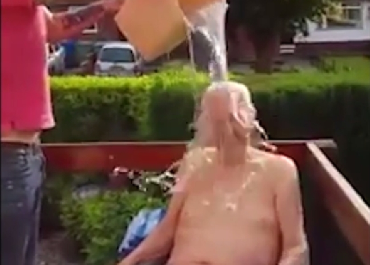Αν μπορείς, ξεπέρασέ τον! 102 ετών και κάνει Ice Bucket Challenge (βίντεο)