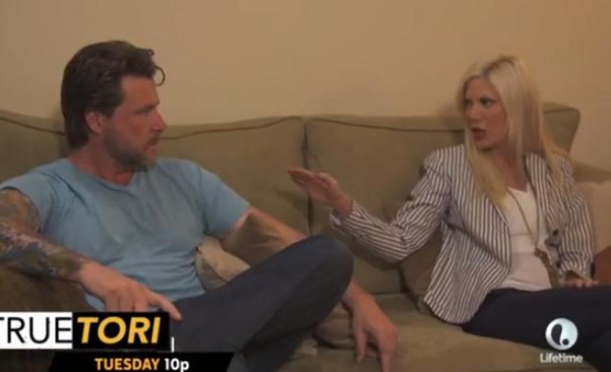 Εκτός ορίων η Tori Spelling : «Μου έρχεται να σου ρίξω μπουνιά»