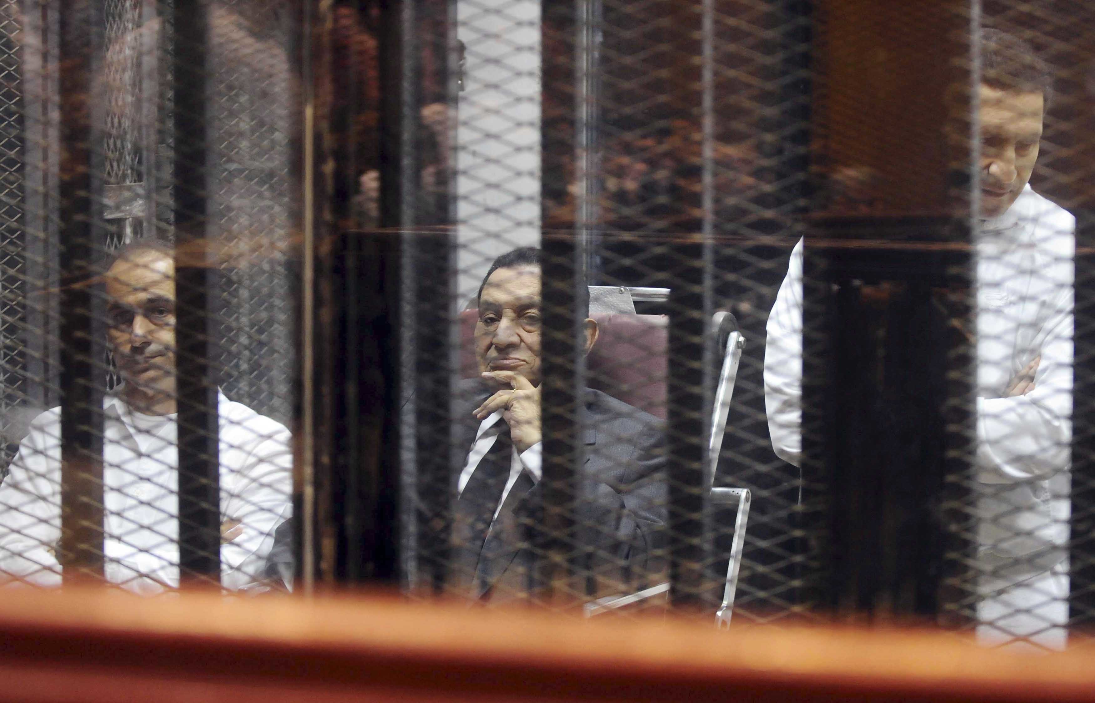 Οι δικαστές του Καΐρου στέλνουν στη φυλακή τον Μουμπάρακ και τους γιους του