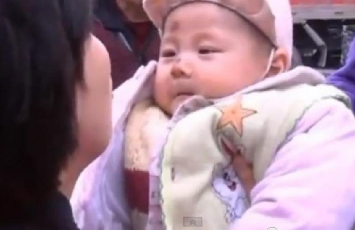 Συγκινητικές εικόνες: Περαστική μητέρα θήλασε ξένο μωρό στα ερείπια στην Κίνα!