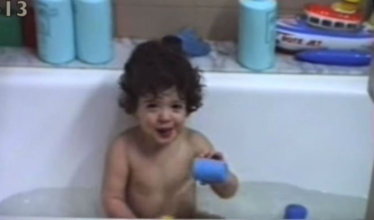 Bρήκε στο αρχείο του ένα βίντεο που ήταν 1 έτους και έκανε μπάνιο – Δείτε τι απίστευτο δημιούργησε!