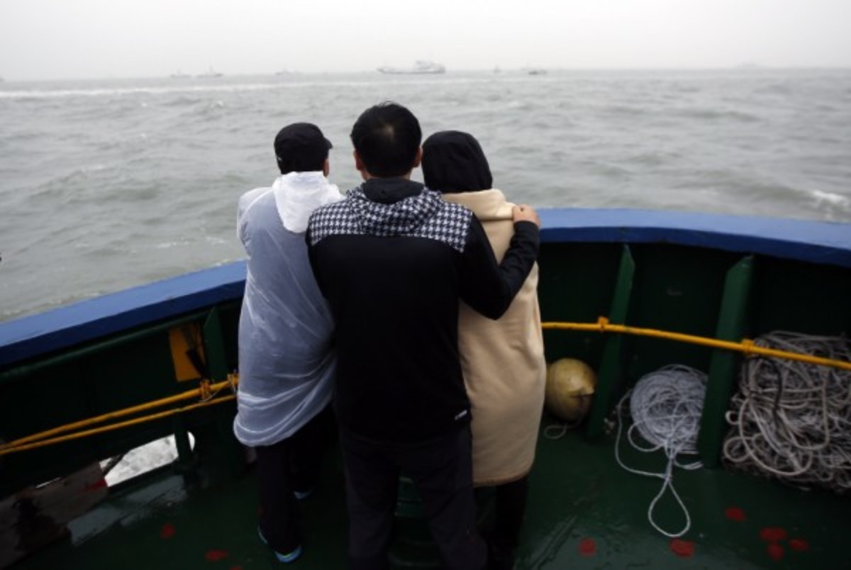 Εκδόθηκαν εντάλματα σύλληψης για το ναυάγιο στη Ν. Κορέα – Δεν άντεξε το δράμα ένας δάσκαλος και αυτοκτόνησε