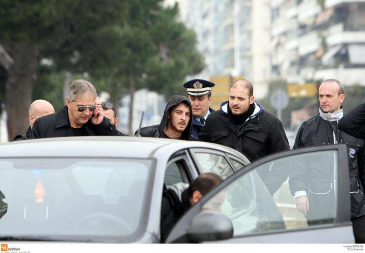 Ο νεαρός με τους αστυνομικούς - ΦΩΤΟ EUROKINISSI