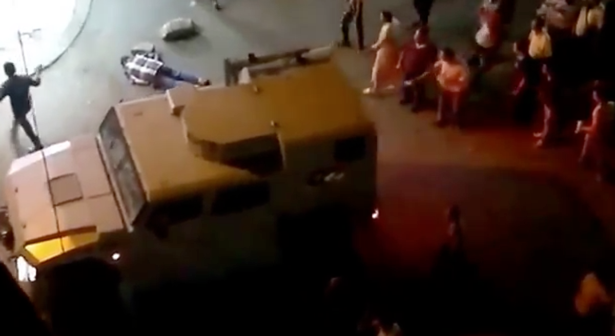 ΣΟΚ από Αίγυπτο: Στρατιώτης πυροβολεί εν ψυχρώ διαδηλωτή – ΒΙΝΤΕΟ