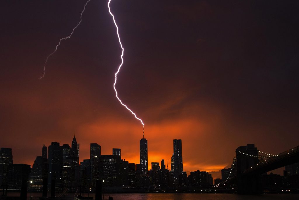 Η στιγμή που κεραυνός χτυπά τη Νέα Υόρκη! (ΦΩΤΟ, VIDEO)