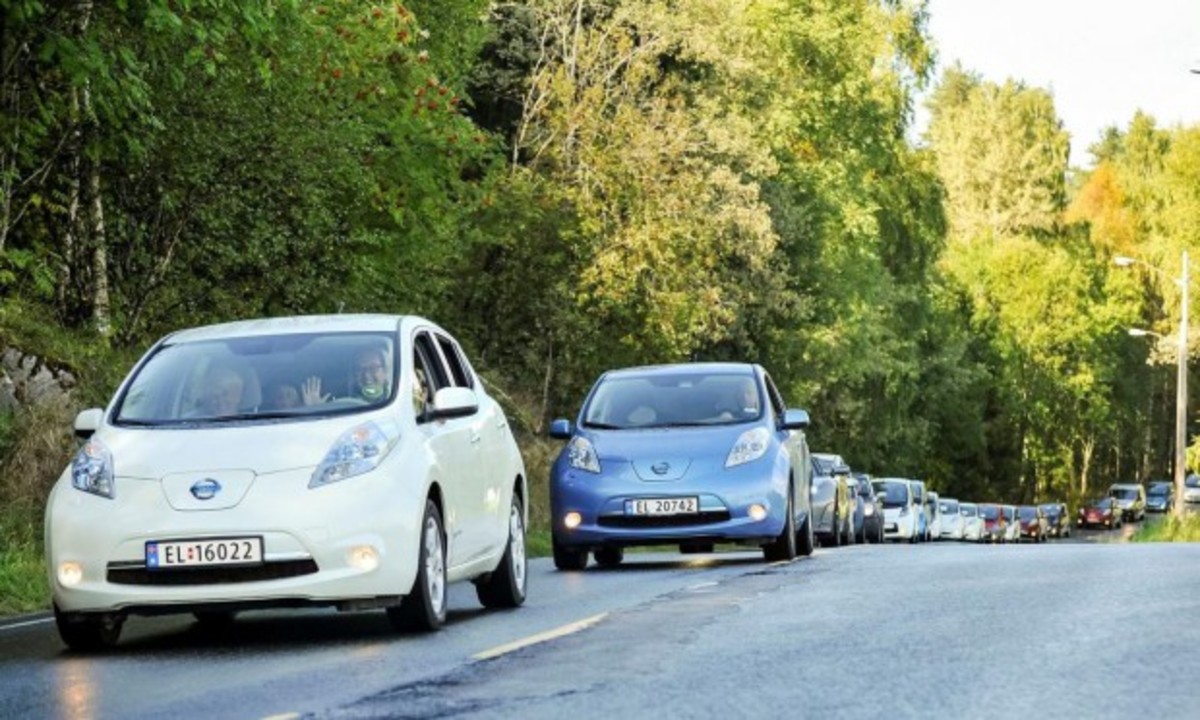«Πράσινη» αυτοκινητοπομπή-ρεκόρ στο Όσλο με… 260,5 ηλεκτρικά