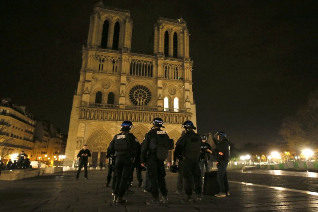 Παρίσι: Δάκρυσε και η Notre Dame