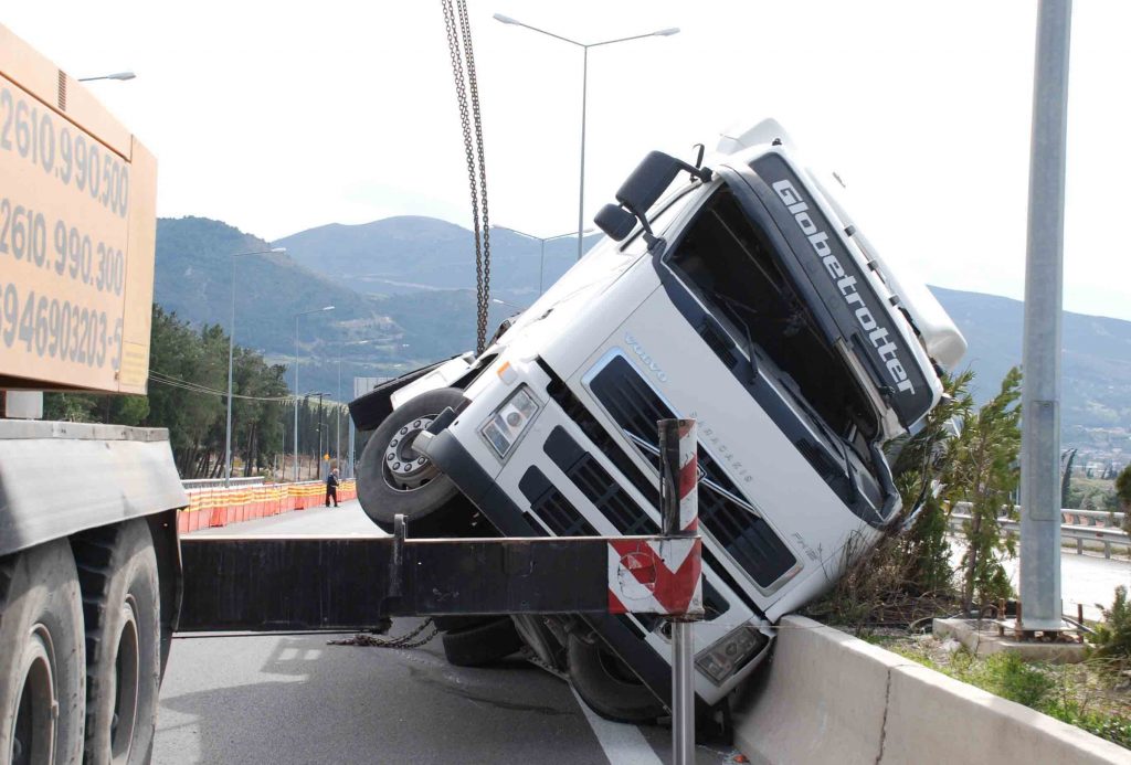 Νταλίκα τράκαρε νταλίκα στην Ιεράπετρα