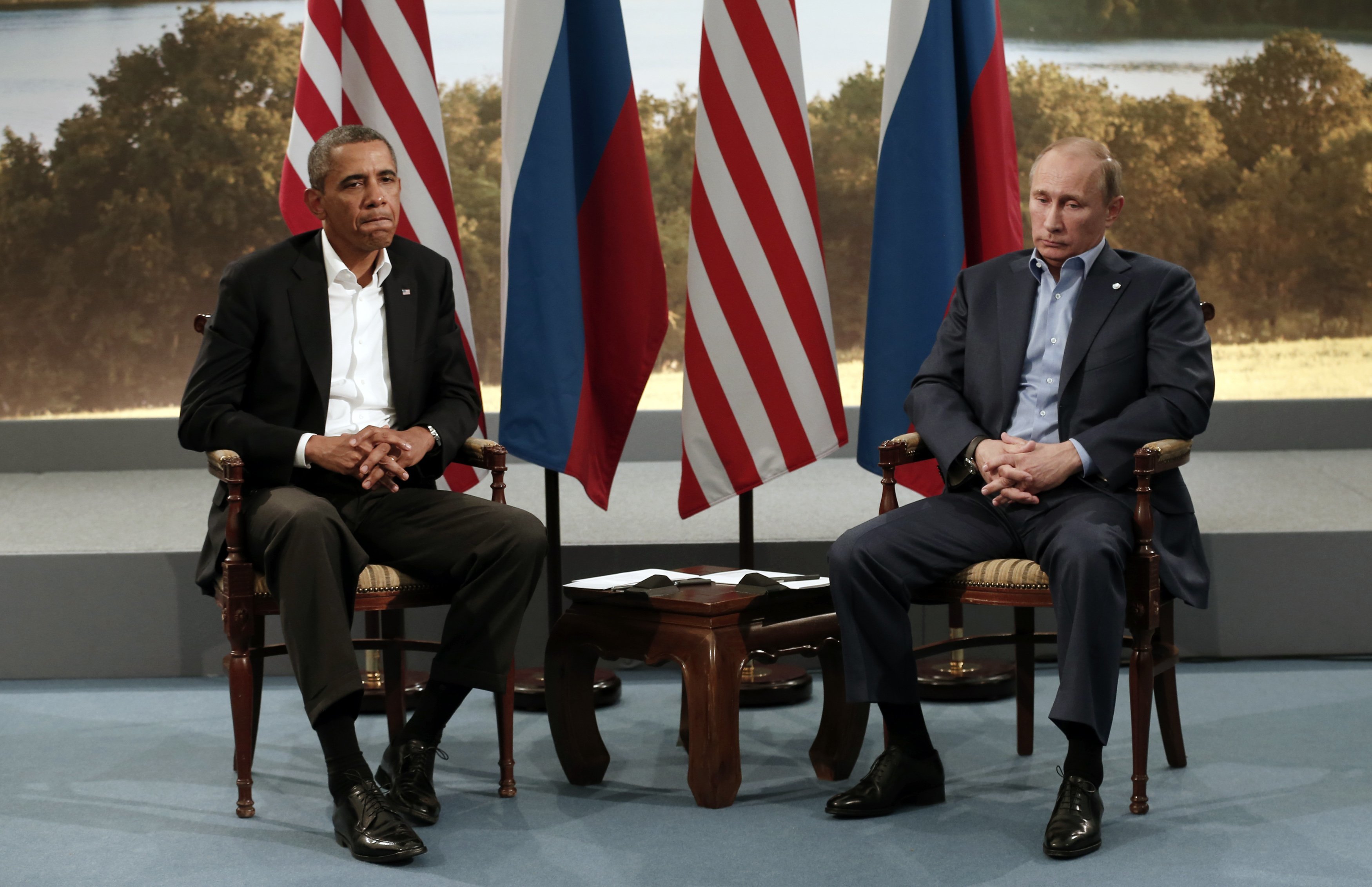 Κρεμασμένοι στο τηλέφωνο ενώ η Ουκρανία διαμελίζεται – Ομπάμα: “Βλαντιμίρ, κάνε πίσω!” – Πούτιν: “Μπαράκ, μη θυσιάζεις τη σχέση μας για την Κριμαία”