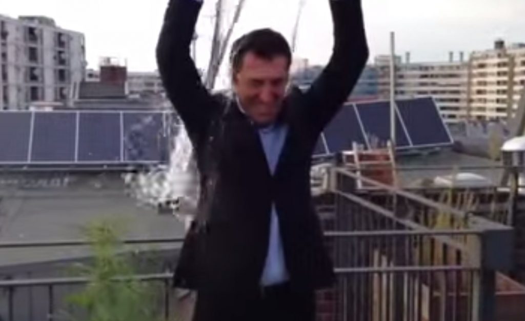 Ice bucket challenge δίπλα από… κάνναβη έκανε πολιτικός! (ΒΙΝΤΕΟ)