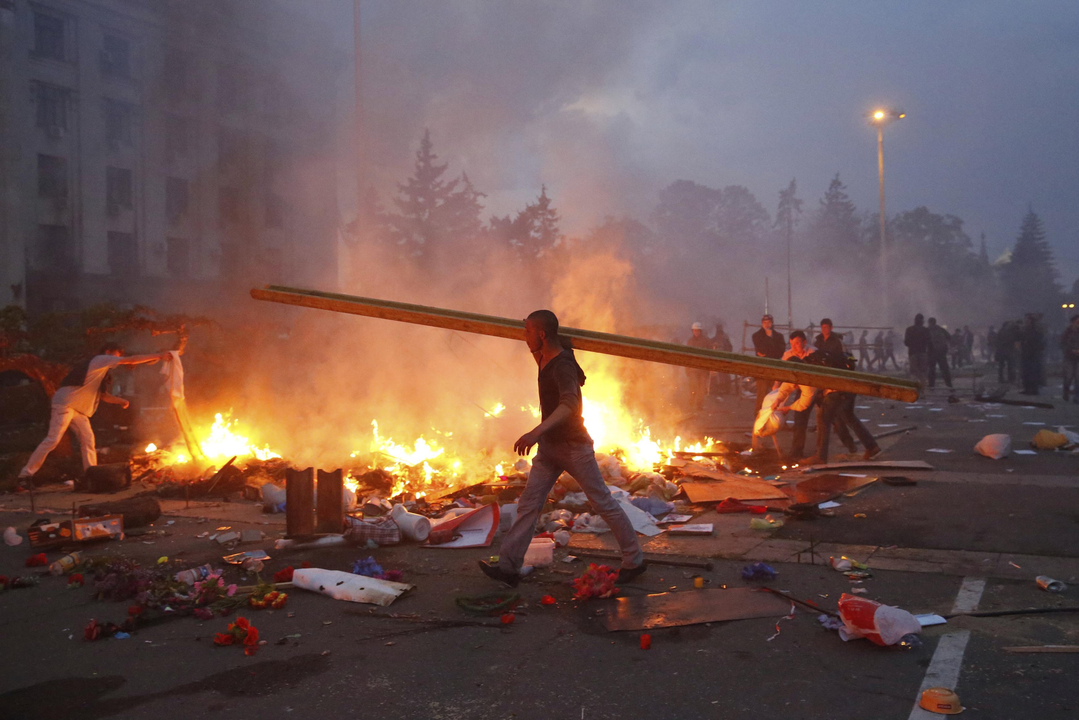 Στη δίνη του εμφυλίου η Ουκρανία – Σκληρές μάχες στο Κραματόρσκ – Πάνω από 30 οι νεκροί στην Οδησσό από φωτιά σε κτίριο