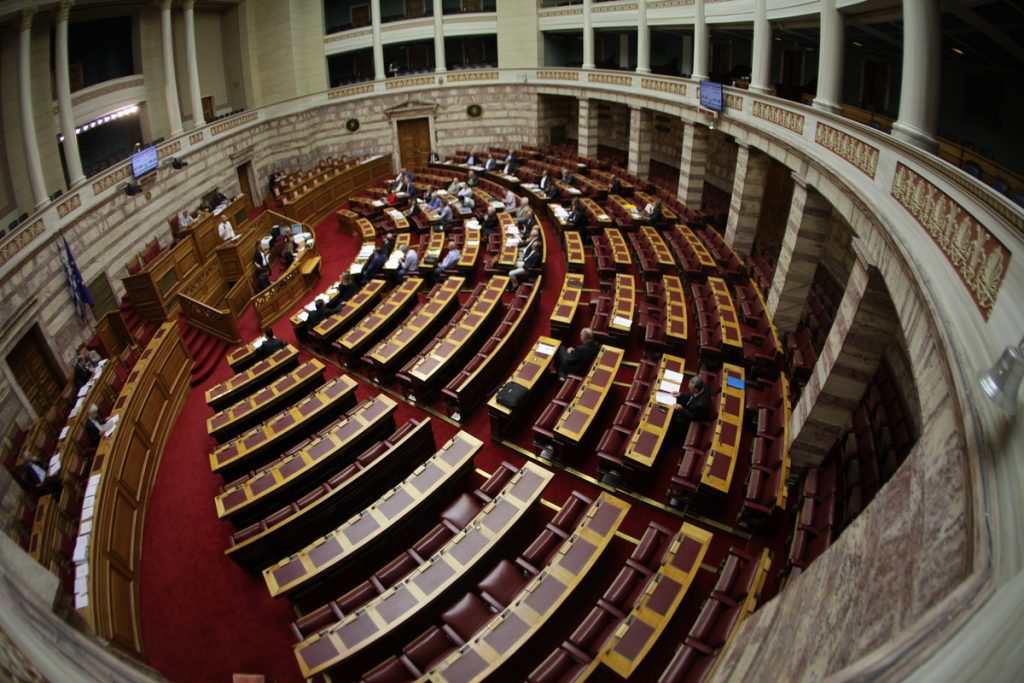 Ιππόδρομοι και τηλεοπτικές άδειες θα ψηφιστούν το Σάββατο στη Βουλή