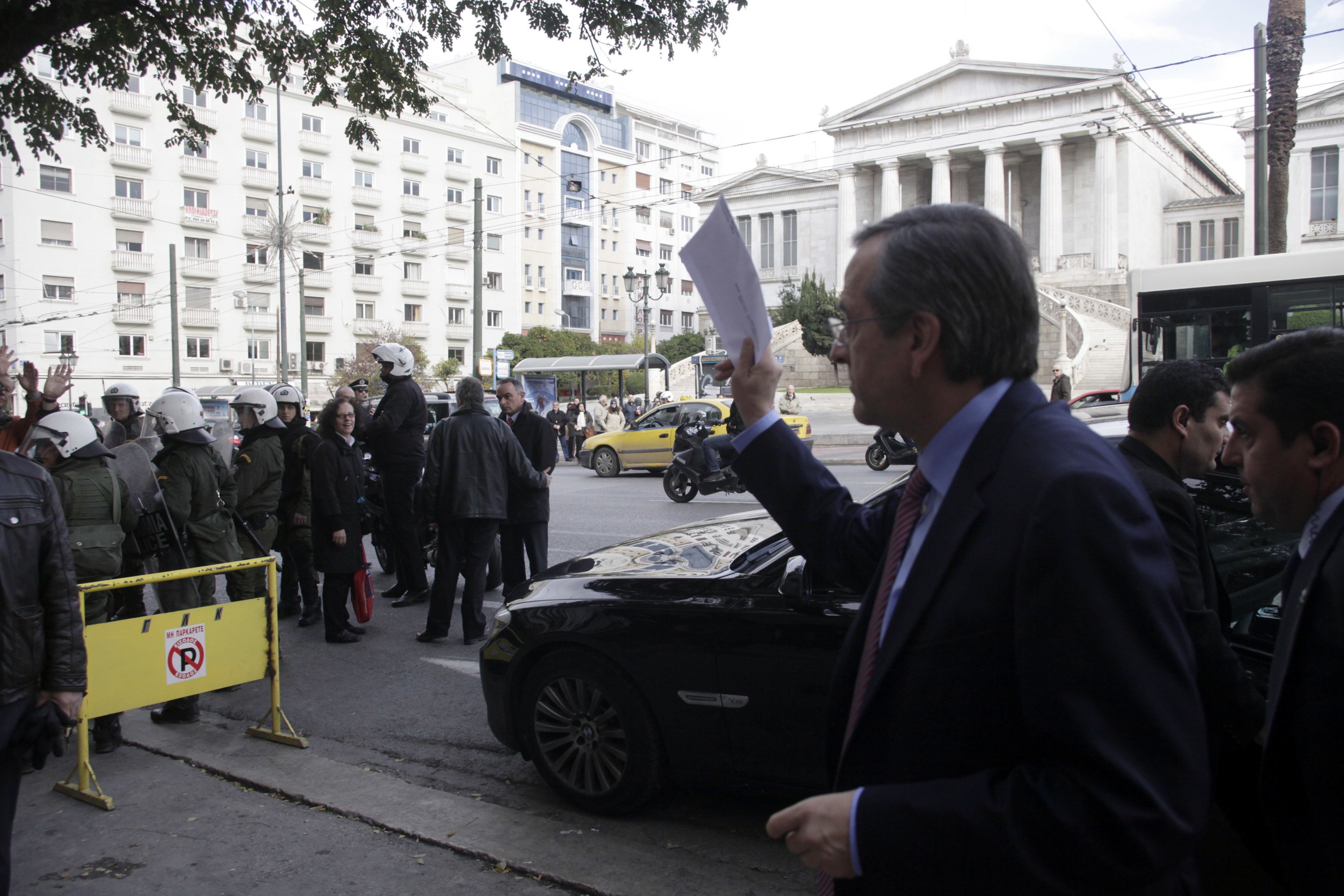 ΦΩΤΟ AΡΧΕΙΟΥ EUROKINISSI - Aπό διαμαρτυρία των ομολογιούχων στον Αντώνη Σαμαρά