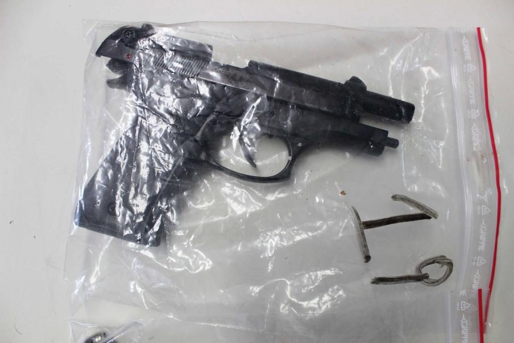 Το πιστόλι κρότου - αερίου που βρήκαν οι αστυνομικοί - ΦΩΤΟ ΕΛ.ΑΣ.