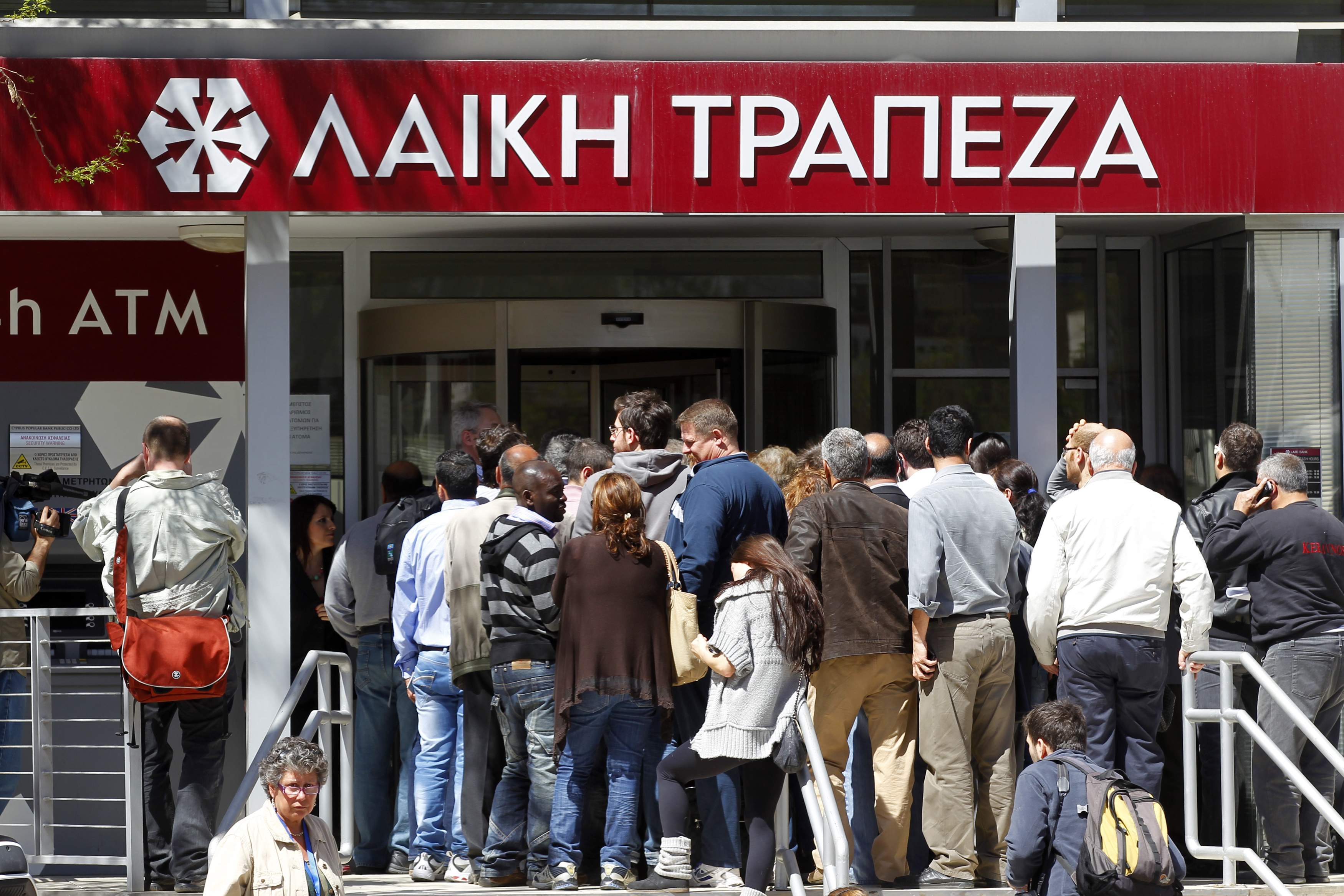 Κύπρος: Με λίγα παρατράγουδα και πολλή ψυχραιμία άνοιξαν οι τράπεζες