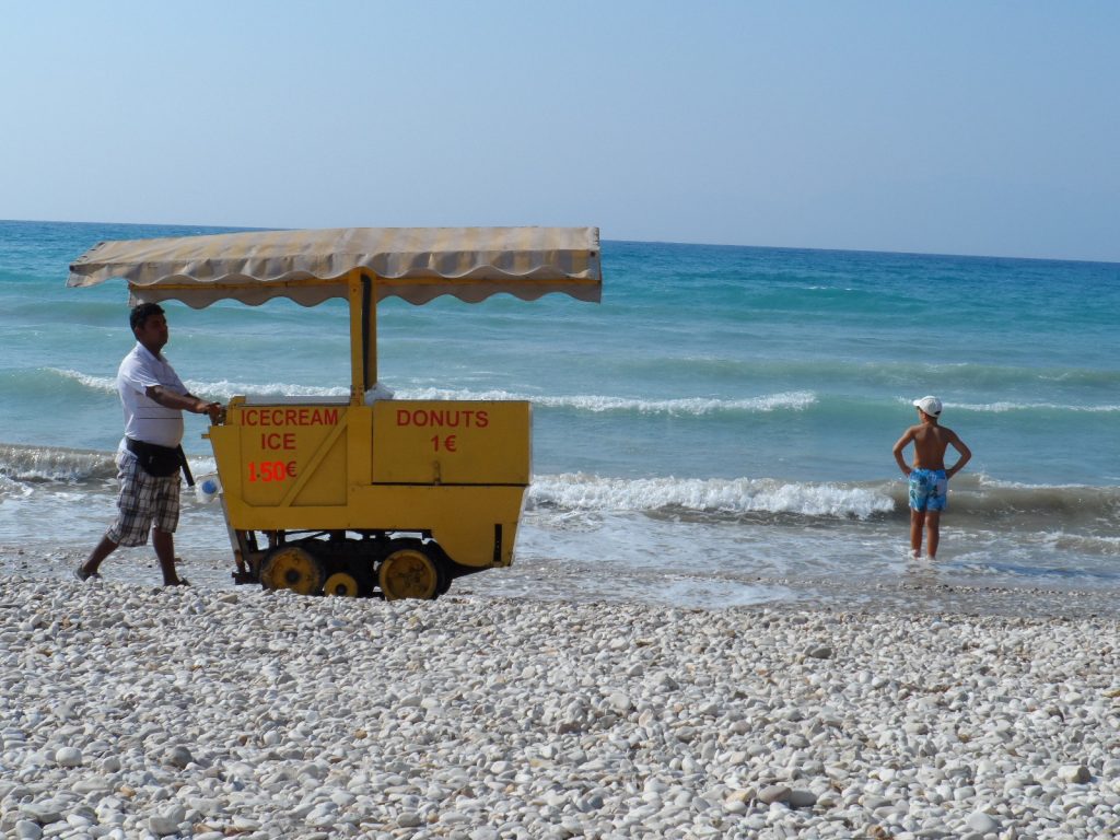 ΦΩΤΟ EUROKINISSI - ΕΡΠΥΣΤΡΙΟΦΟΡΟ ΠΑΓΩΤΑΤΖΙΔΙΚΟ ΣΤΗ ΠΑΡΑΛΙΑ ΑΧΑΡΑΒΗΣ ΣΤΗΝ ΚΕΡΚΥΡΑ