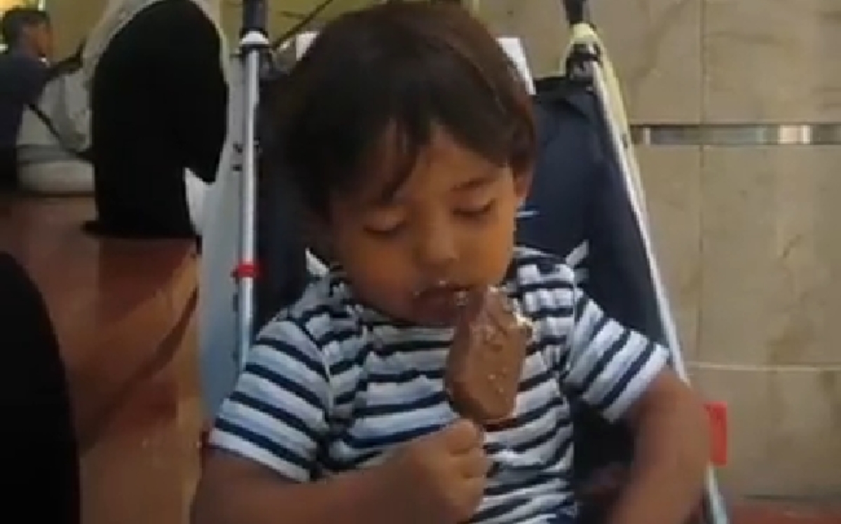 Ο μπόμπιρας που αποκοιμήθηκε με το παγωτό στο χέρι! (βίντεο)