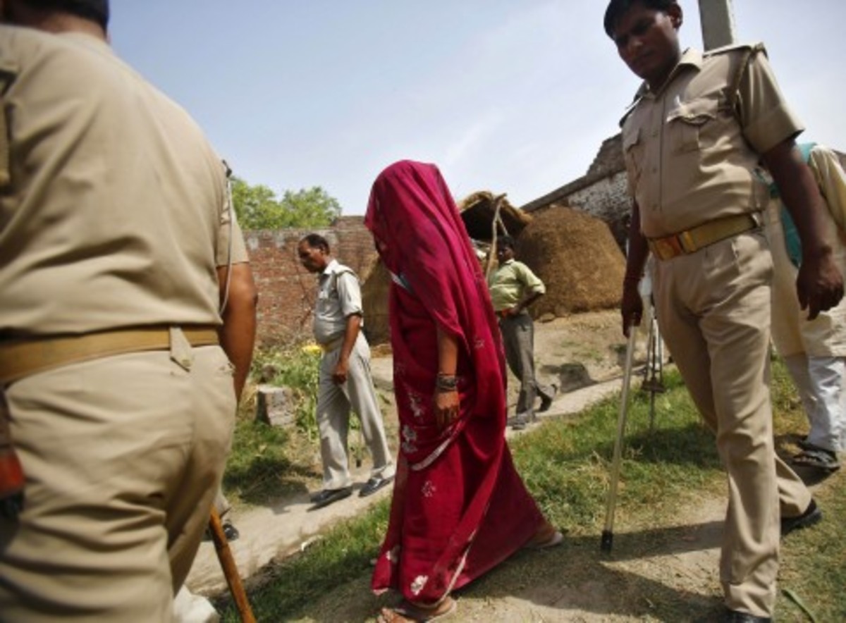 Πακιστάν: Δεν έχει τέλος η φρίκη – Είχε βιαστεί ομαδικά και στραγγαλιστεί η κοπέλα που βρέθηκε κρεμασμένη σε δέντρο