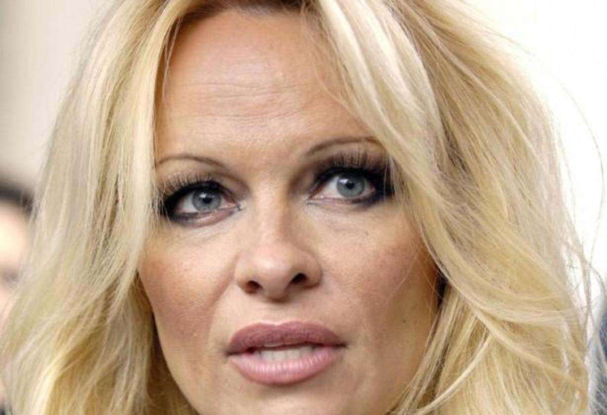 Συγκλονίζει η Pamela Anderson – Την βίασαν επτά αγόρια στην εφηβεία της!