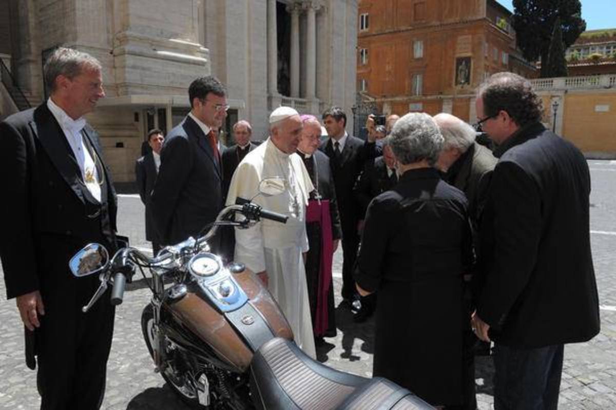 Ο Πάπας Φραγκίσκος έβγαλε τη Harley του σε δημοπρασία (ΦΩΤΟ)
