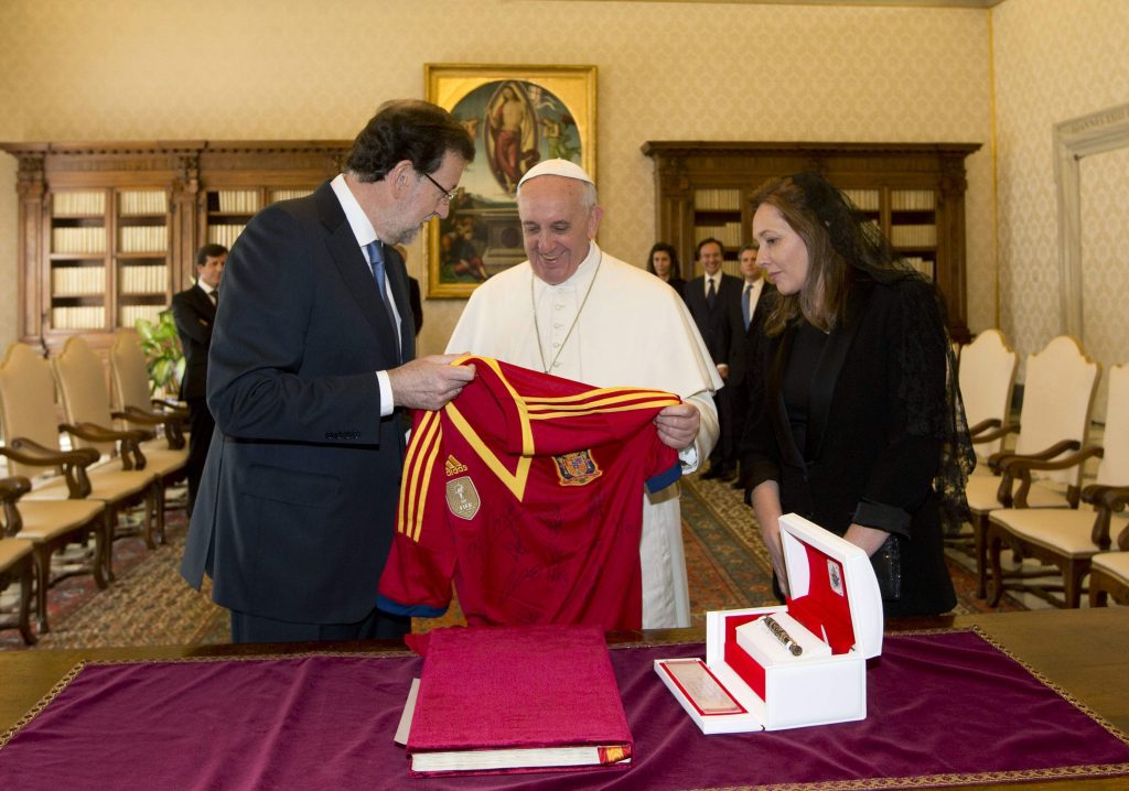 Ο Πάπας με τη… φανέλα της εθνικής Ισπανίας (ΦΩΤΟ)