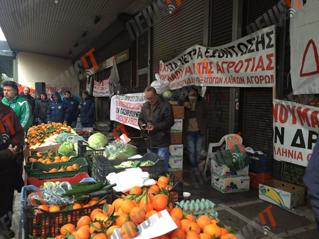 Έστησαν πάγκους και μοίρασαν φρούτα έξω από το υπουργείο Εργασίας