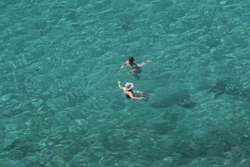 Προσοχή! Δείτε ποιες παραλίες είναι ΑΚΑΤΑΛΛΗΛΕΣ για κολύμπι από Κόρινθο μέχρι Ξυλόκαστρο – ΠΙΝΑΚΑΣ