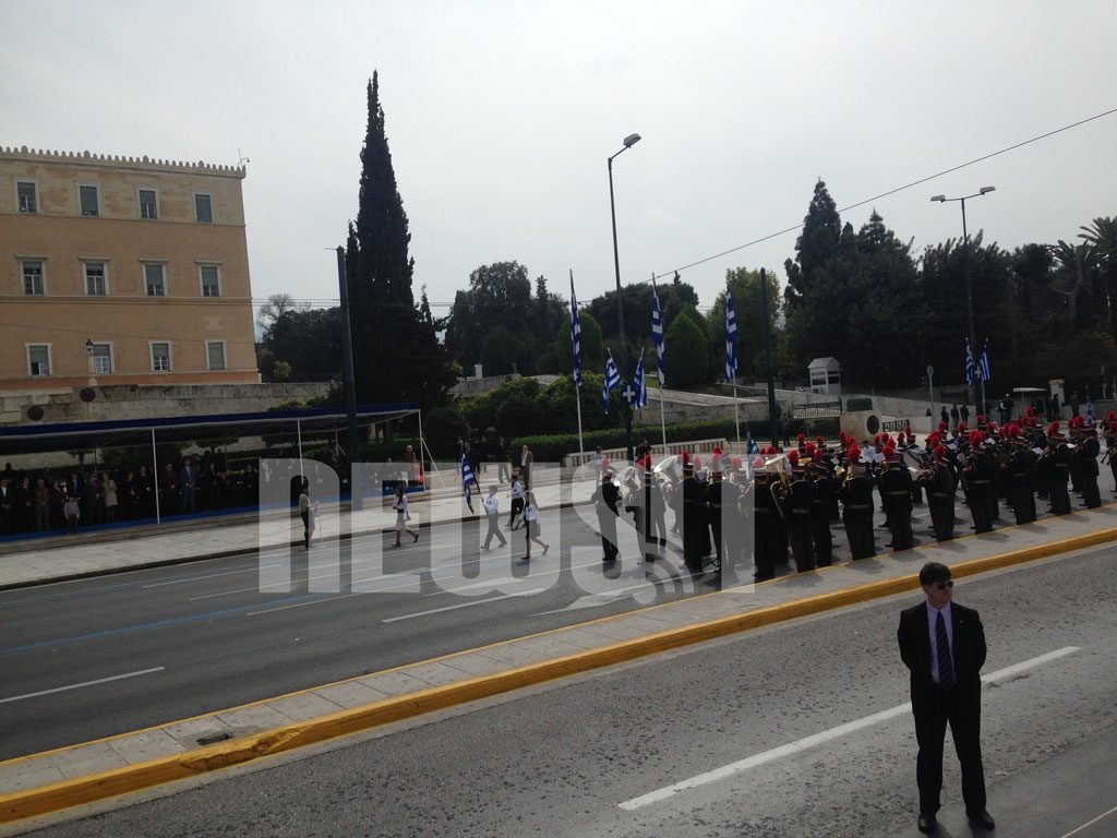 Να βγει η υποχρέωση! – Ούτε γονείς στην μαθητική παρέλαση της 25ης Μαρτίου στην Αθήνα – Λιγότερος ο κόσμος από κάθε άλλη φορά